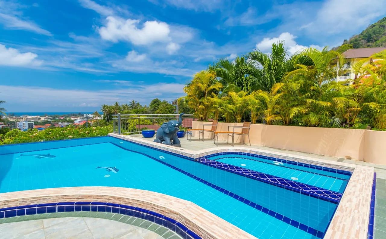 Piscina a sfioro con vista mare